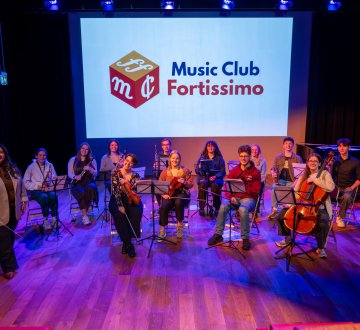 MUSIC CLUB FORTISSIMO ENSEMBLE | Studeren en musiceren gaan prima samen, dat laten de muzikanten zien! Kom kijken en luisteren naar de veelzijdigheid van dé studentenmuziekvereniging uit Tilburg. Ons ensemble brengt herkenbare pop-, film- en klassieke muziek. De enthousiaste muzikanten zorgen voor een ontspannen sfeer vol passie en plezier. Kom luisteren, laat je verrassen en ontdek hoe leuk het is om samen muziek te maken.