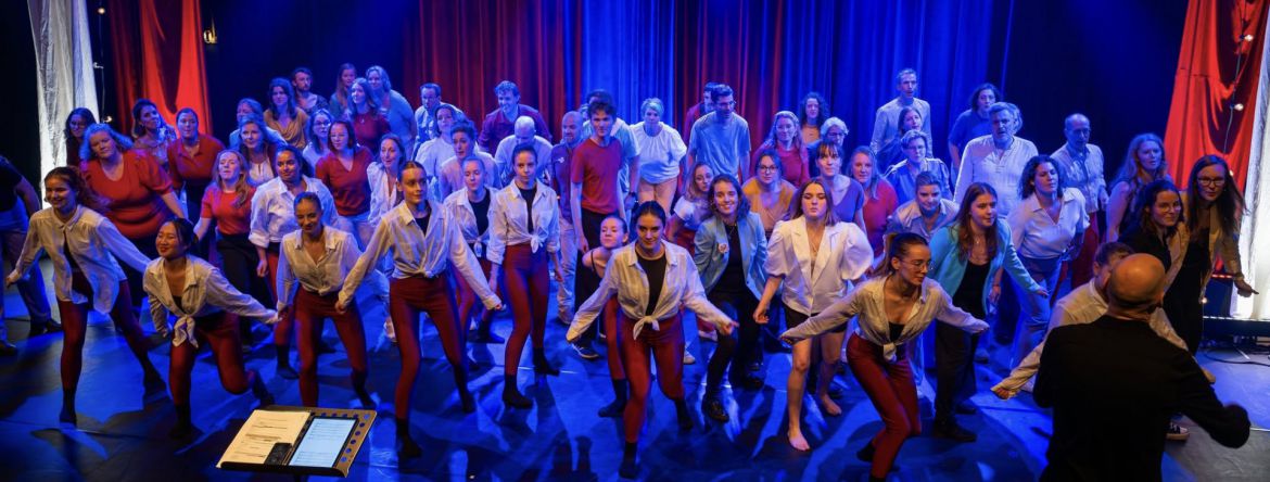 Popkoor AkoorT - Muziektheaterproductie 'Alles Draait' 