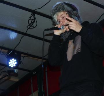 RAP Op het Festival staan meerdere talentvolle jonge rappers. Zoals Zorro en het duo Aris & Sloan. Zorro is een multi-genre muzikant/rapper die zijn muziek beschrijft als een mengeling van pop, trap/hiphop en emo. Hij wordt sterk beïnvloed door artiesten als Post Malone en Juice Wrld. Na vier jaar stilte is hij terug met een Engelstalig album genaamd ‘Doing it for myself’. In dit album bespreekt hij thema's als verslaving, depressie/zelfmoord en de breuk van een relatie. Kom hem in actie zien in de Schouwburgzaal om 14.50 uur!