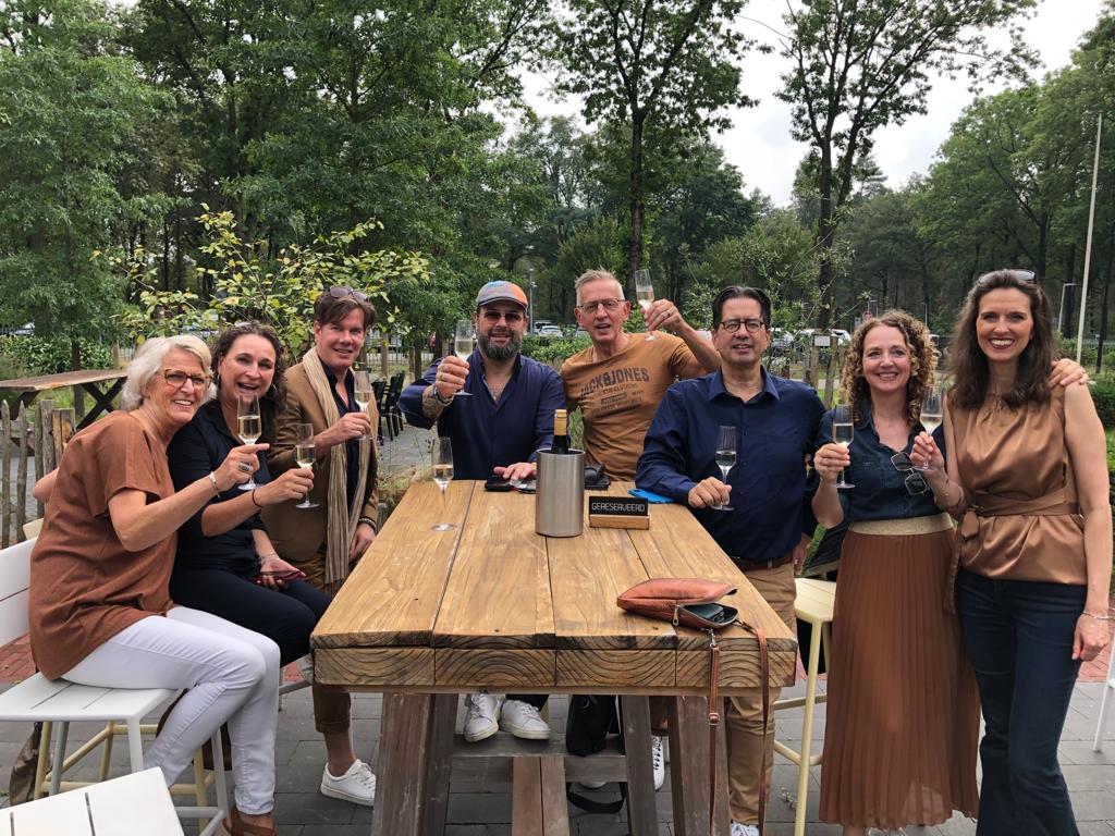 Een gezellige borrel met leden van Blended Collective